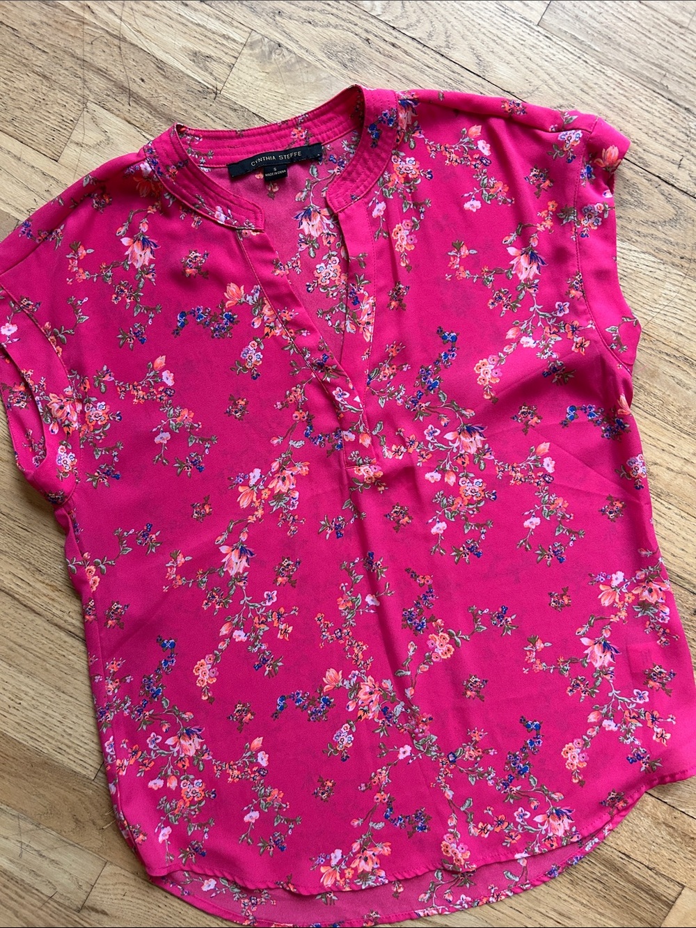 🌸3 FOR $20🌸
Cynthia Steffe Hot Pink Floral Split V-Neck Cap-Sleeve Blouse - Picture 2 of 8